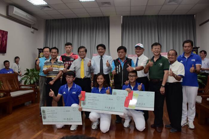 英雄歸來！古校長頒發獎金給2017世大運績優選手及教練圖片